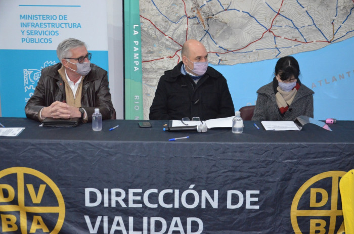 Estuvieron presentes en el acto licitatorio la subadministradora de Vialidad, Silvia Okita; el gerente Técnico de la Repartición, Pablo Morano; el intendente de General Belgrano, Osvaldo Dinápoli; y representantes de las empresas oferentes. En tanto, a través de videoconferencia, lo hicieron los jefes comunales de Tapalqué, Gustavo Cocconi; Exaltación de la Cruz, Diego Nanni; General Alvarado, Sebastián Ianantuony; y de Las Flores, Alberto Gelene.