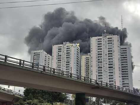 Al menos siete dotaciones de bomberos combaten un incendio en Avellaneda