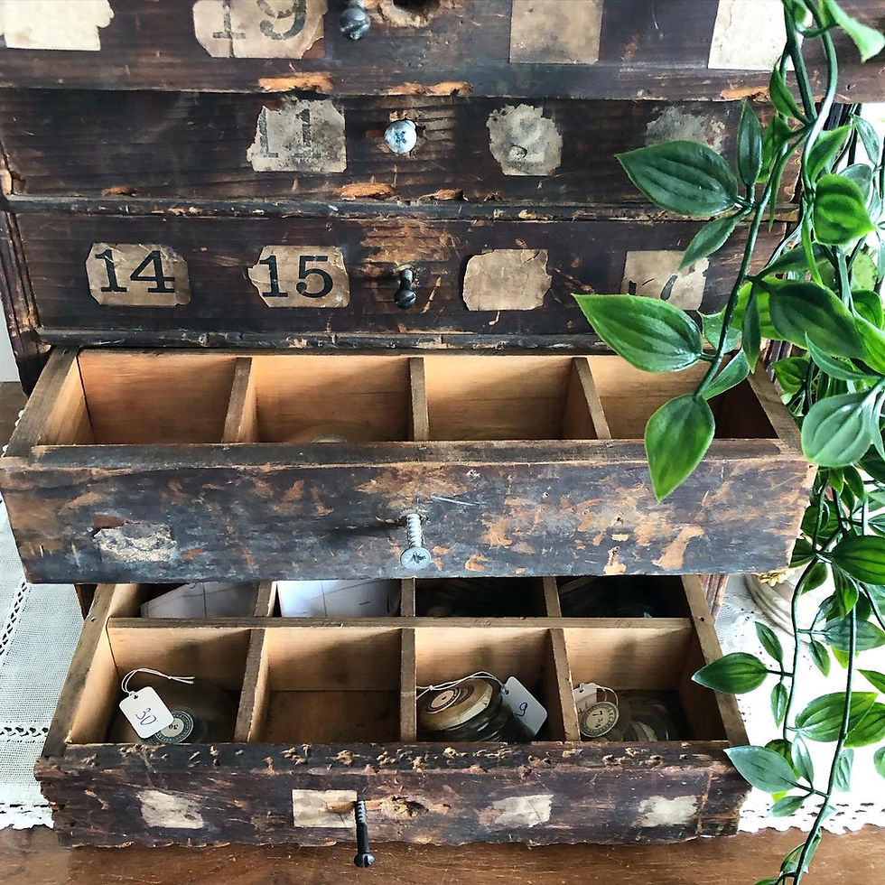 תמונה ממוזערת: שמלי- תיבת מגירות מעץ עתיקה במקור שידה של שען 