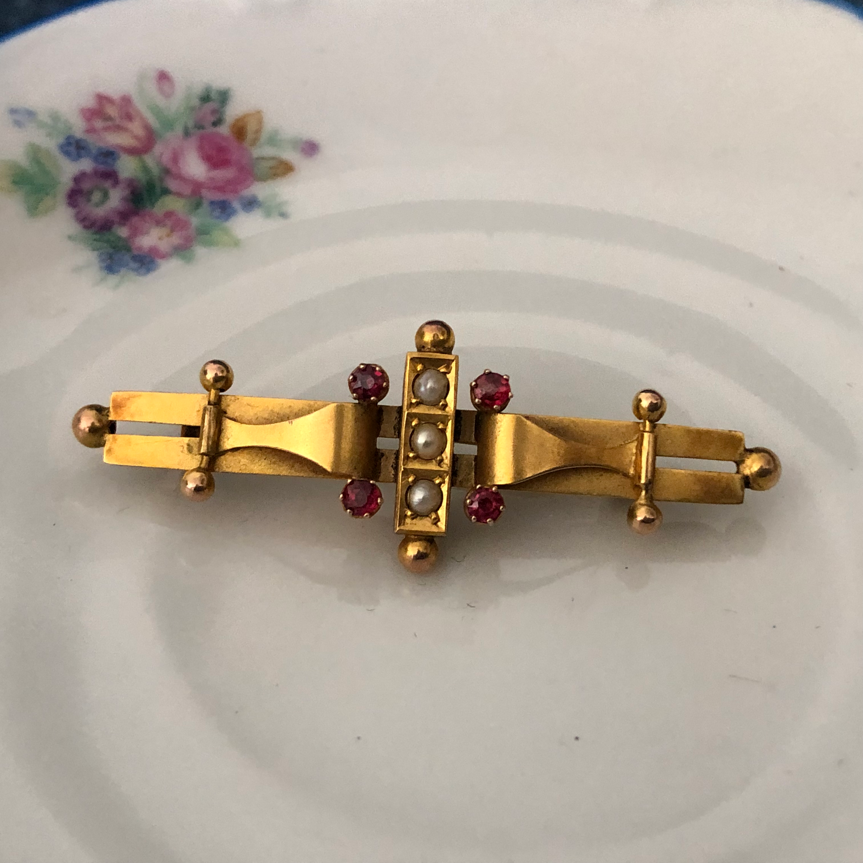 אודרי - סיכה עתיקה זהב 9 קראט בשיבוץ אבני גרנט ופנינים