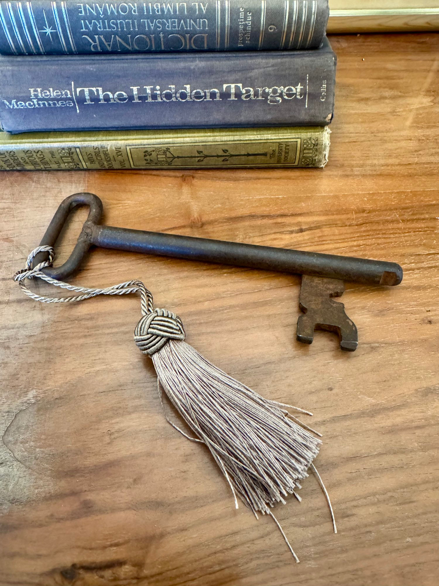 חוזרים הביתה  - מפתח ברזל עתיק עם גדיל חום מוזהב