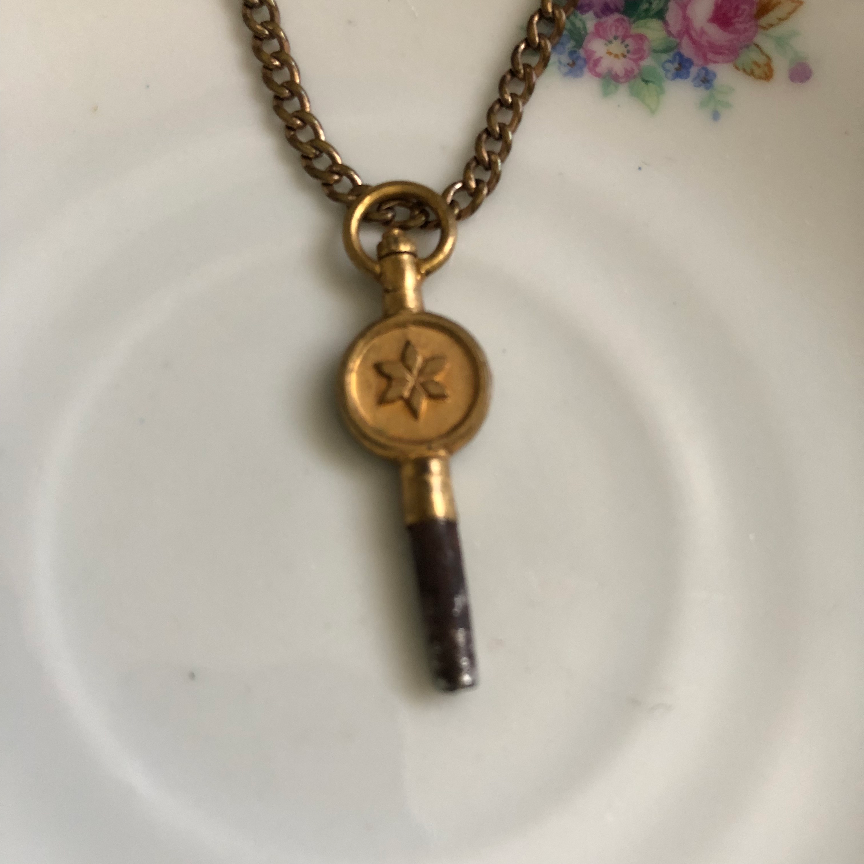 אנטוני -  תליון מפתח שעון ויקטוריאני עתיק מוזהב  ספרה 3