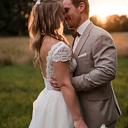 Braut und Bräutigam teilen einen intimen Moment bei Sonnenuntergang – emotionale Hochzeitsbilder