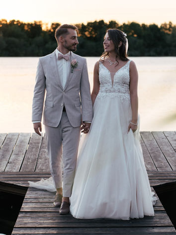 Hochzeitsgesellschaft im Freien bei einer natürlichen Momentaufnahme