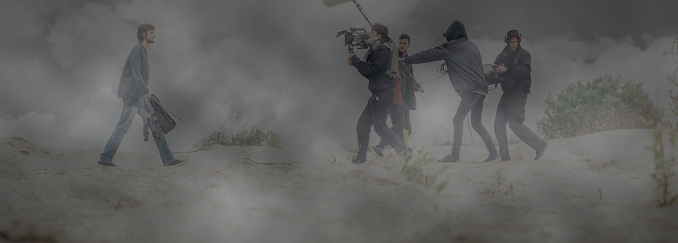 Das Bild zeigt ein professionelles Filmteam von M2K Media bei der Arbeit an einem Außendreh. Ein Mann geht mit einer Tasche voran, während das Filmteam, bestehend aus Kameramann und Tonassistenten, die Kamera und Tonaufnahmegeräte bedient. Der Hintergrund ist bewölkt und leicht neblig, was eine dramatische Atmosphäre schafft. M2K Media ist Ihre führende Werbeagentur und Filmproduktion in Wien, spezialisiert auf umfassende Marketingstrategien, innovative Soundproduktion und erstklassige Filmprojekte. Unsere Expertise in allen Bereichen des Marketings und der Filmproduktion garantiert Ihnen außergewöhnliche Ergebnisse für Ihre Projekte.  Keywords: M2K Media, Filmproduktion, Werbeagentur, Wien, Außendreh, professionelles Filmteam, Kameramann, Tonassistent, Marketingstrategien, Soundproduktion, Filmprojekte, dramatische Atmosphäre, Marketing, Werbung, innovative Produktion