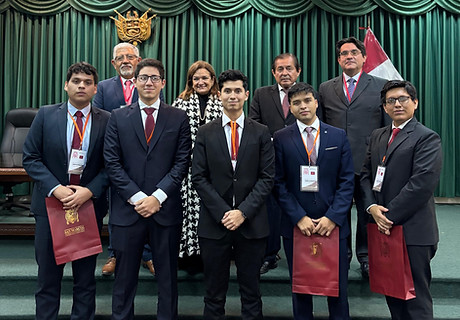 FOTO PREMIACIÓN UPAO - HUGO SILVA.jpeg