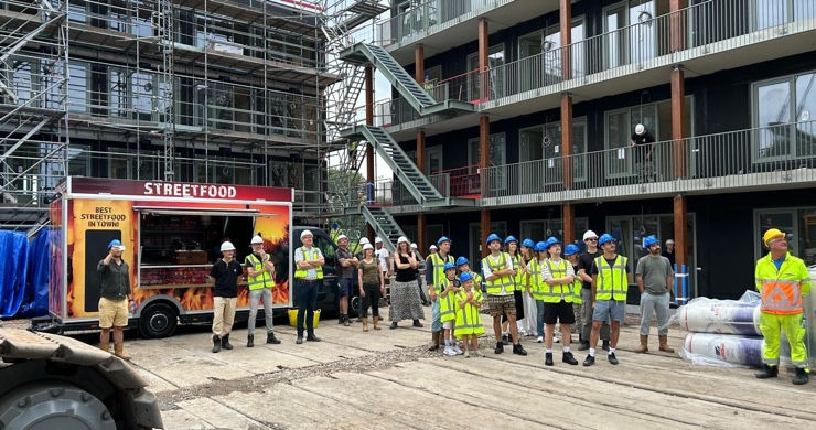 Bouwteam en projectpartners bij foodtruck tijdens de bouw aan de Kalkbranderij