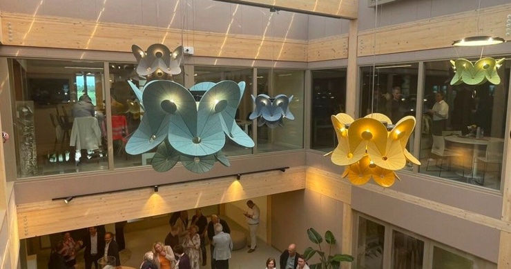 Atrium met CLT-houtconstructie in het circulaire kantoor van Omrin in Heerenveen