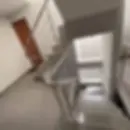 Sistema integral de barandas modulares con postes verticales y líneas horizontales en acabado brillante para escaleras de varios niveles.