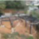 Montaje de cimentación y pórticos estructurales de acero en terreno inclinado, demostrando la versatilidad de los perfiles metálicos para resolver topografías complejas.