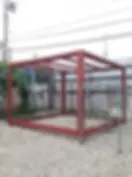 Módulo habitacional prefabricado con esqueleto estructural de perfiles de acero pesado, diseñado para una construcción residencial modular, rápida y de alta resistencia sísmica.