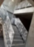 Barandas metálicas modulares para escaleras residenciales, con soldaduras invisibles y un embalaje protector que garantiza una entrega sin imperfecciones.