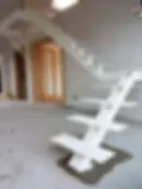 Viga central metálica en zigzag con acabado en pintura blanca automotriz, una base vanguardista y limpia lista para recibir los pasos definitivos.