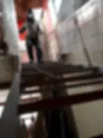 Vista en contrapicado que resalta la alineación geométrica de los peldaños de perfil estructural y la fijación sólida de los soportes del pasamanos pulido.