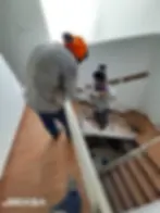 Proceso de alineación e instalación de baranda de acero inoxidable pulido, asegurando la simetría y solidez de los postes y las líneas intermedias de seguridad.