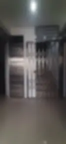 Se instaló una puerta batiente revestida con planchas de acero y un sistema de reja articulada deslizable con riel superior.