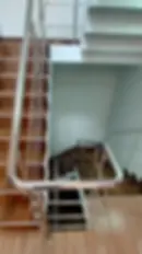 Configuración geométrica de baranda de acero con curvas ergonómicas y uniones mecánicas reforzadas de alta estabilidad estructural.