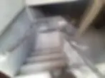 Detalle de pasamanos adosado a la pared combinado con baranda exenta, optimizando el espacio de circulación con anclajes limpios y firmes.