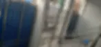 Instalación alineada de una reja articulada deslizable y portones batientes reforzados, complementados con pasamanos de acero inoxidable anclados a la estructura de la escalera.