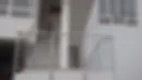 Pasamanos ergonómicos y estructuras horizontales de acero instalados en descansos de escaleras.