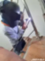 Detalle técnico de soldadura TIG con gas de protección, aplicada para lograr uniones limpias, invisibles y de alta resistencia en barandas de acero inoxidable.