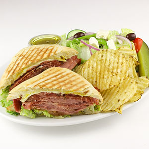 Panini viande fumée - Chips et salade