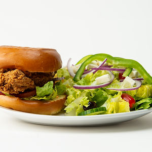 Burger au poulet - Salade