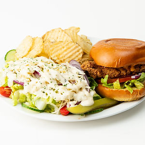 Burger au poulet - Chips et salade