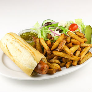 Hot-dog européen – Frites et salade