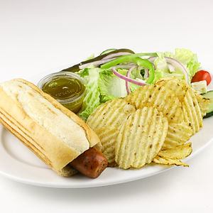 Hot-dog européen - Chips et salade