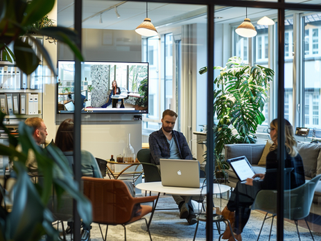 Fredagsspaningen: Kontorets Återkomst – Hur Arbetsplatser Förändras efter Pandemin