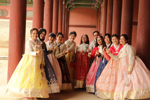 Creating Lasting Memories: A Spectacular Group Hanbok Photoshoot at Gyeongbokgung Palace with MyHanbokDream Photography