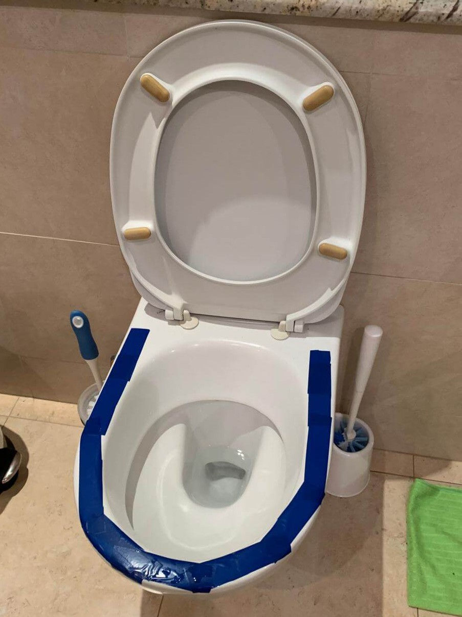 toilet with rim outlined