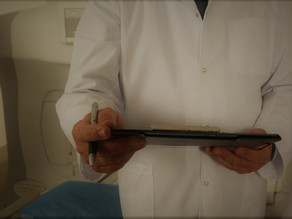 איך להביא אדם עם דמנציה לביקור אצל רופא