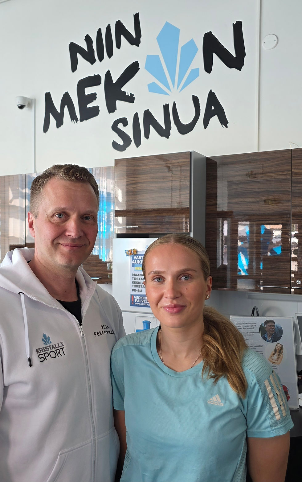 Kristalli Sportin erikoislääkäri Panu Peitsaro sekä tytär fysioterapeutti Matilda Peitsaro puhuvat liikunnan ja kuntoutuksen puolesta. Molemmat ovat myös itse aktiivisia liikunnan harrastajia.