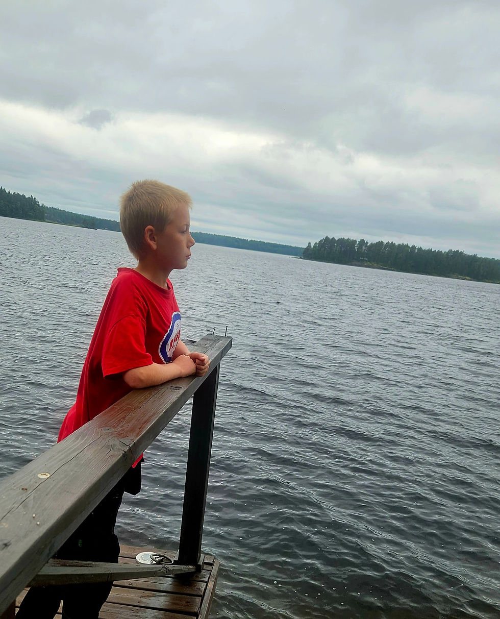 : Peetu arvioimassa säätilaa. Liikkuuko kala tänään? (Kuva Laura Sissonen).