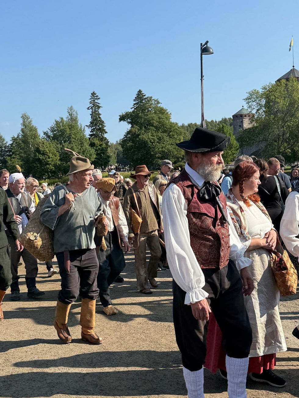 Ajan henkeen pukeutuneita ihmisiä oli kymmenia eri puolilta Suomea ja Ruotsista saakka.