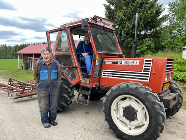 Käpin pojilta, Seppo (vas) ja Pertti traktorin ratissa, sujuu piha-askareet lumen linkouksesta polttopuun tekoon.