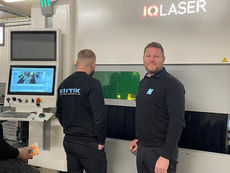 Topi Palsa esittelemässä uutta 6 kilowatin putkilaseria, jossa on moninaiset leikkaukset mahdollistava 3D-leikkauspää