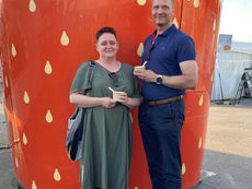 Piia Lifflander ja Panu Peitsaro kesäisellä Savonlinnan torilla.