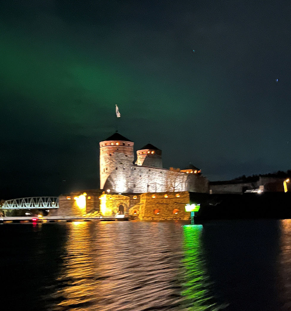 Olavinlinna näyttäytyi upeana revontulien loisteessa.