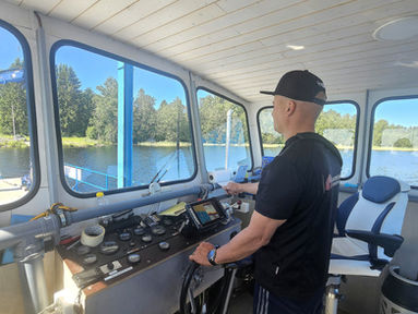 Syksyllä Jani Puurtinen saa viettää ohjaamossa 16 tuntia viedessään mökkipakettia ja siihen liittyviä tavaroita saareen Mikkeliin.