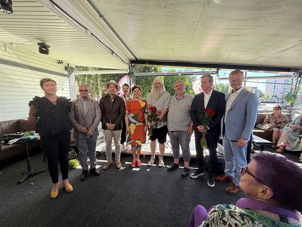 Palkittivat ja palkitsijat yhteiskuvassa: Minna Tikkinen, Olli-Pekka Kristiansson, Ding Ma, Sanna Metsälä, Mari-Leena Talvitie, Mikko Ranta-Huitti, Hannu Huitti, Kalevi Niemi ja Tuukka Suomalainen.