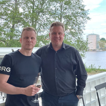 Petri Lappalainen ja Tuomas Pääkkönen valmistautuvat uuteen Tuli ja viini -ravintolaan testaamalla ravintolan viinit tasting-tilaisuudessa.