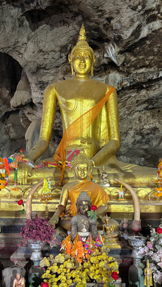 פסלי בודהה זהובים במערה בקנצ'נבורי