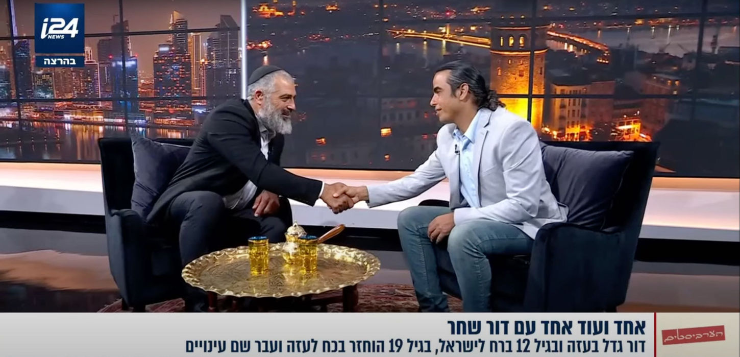 תמונה של דור שחר עם צבי יחזקאלי בראיון בטלוויזיה