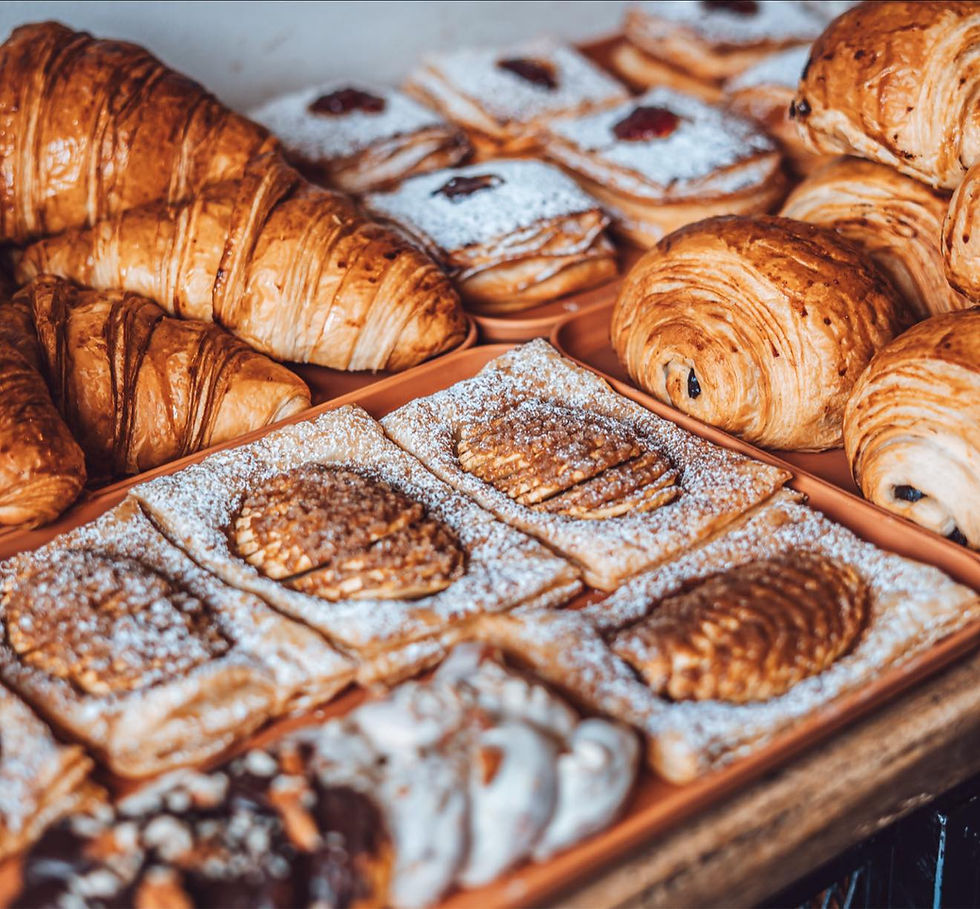 מבחר מאפים מתוקים וקרואסונים