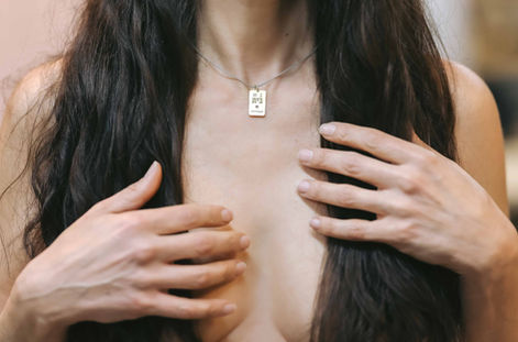 אישה עם שיער ארוך מחזיקה את החזה, צילומי עירום נשי, גלריית צילומי עירום נשי.