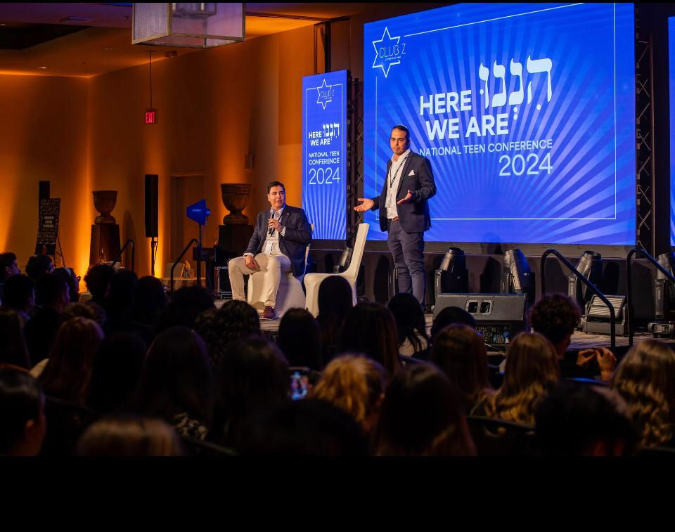 הרצאה של דור שחר מול קהל