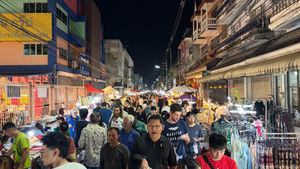חגיגת חושים בצ'יאנג מאי: המדריך לשווקים שלא תרצו לעזוב